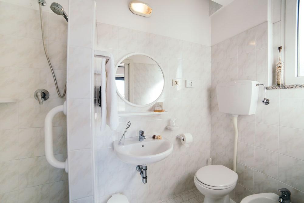 De La Ville Hotel Каттолика Экстерьер фото