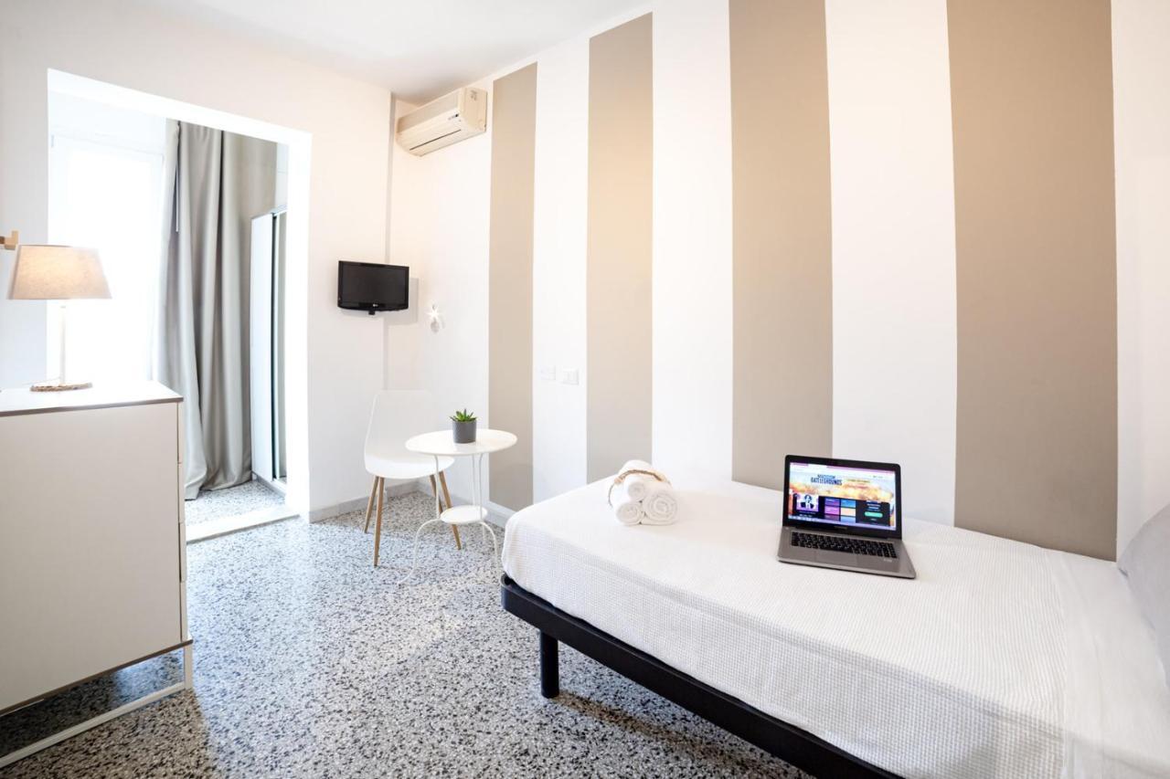 De La Ville Hotel Каттолика Экстерьер фото